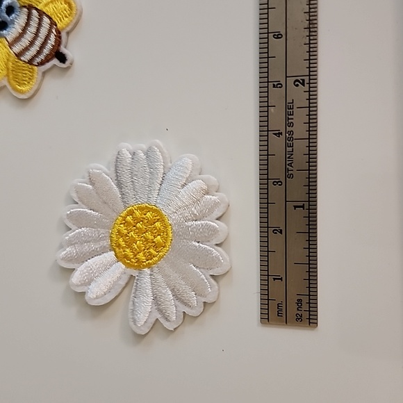 BUNDLE OF 4 DAISY  BUMBLEBEE  IRON ON PATCH - Picture 3 of 5